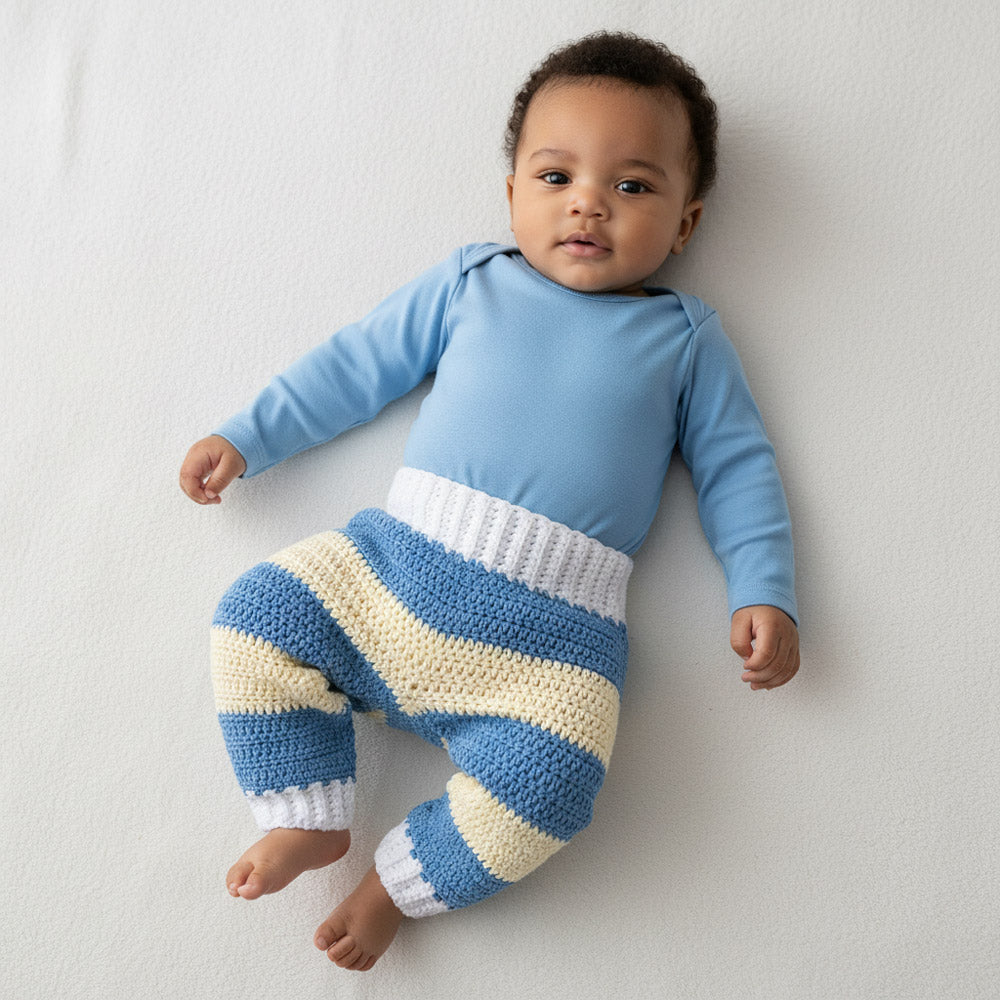 Strickhose aus Baumwolle in Blau und Gelb am Baby getragen