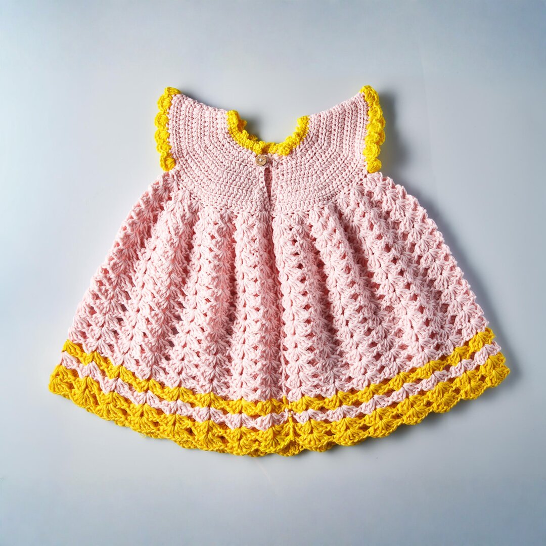 Baby-Strickkleid aus Baumwolle in Rosa handgemacht Rückseite mit gelber Blume und strukturierter Häkeloptik