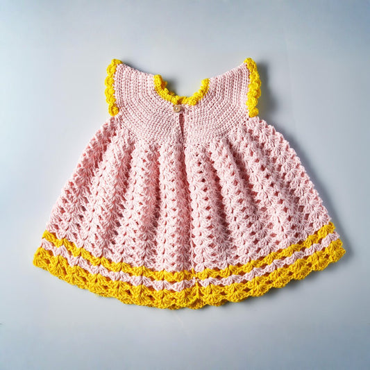 Baby-Strickkleid aus Baumwolle in Rosa mit gelben Details handgemacht Vorderseite mit Knopfverschluss und feiner Häkelstruktur