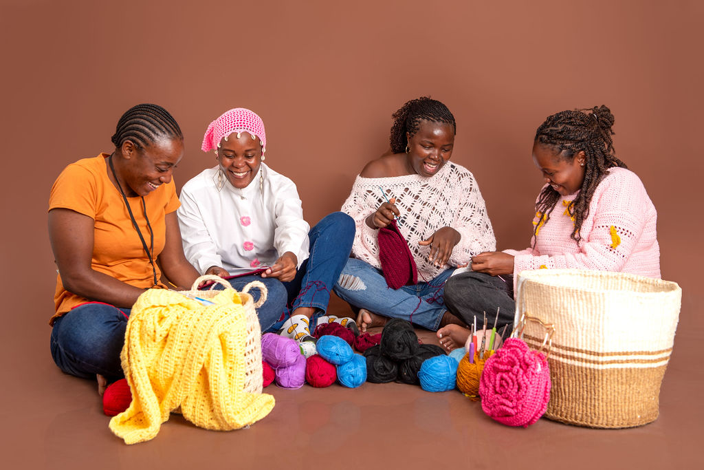 Frauen fertigen handgemachte Baby Strickkleidung aus Baumwolle